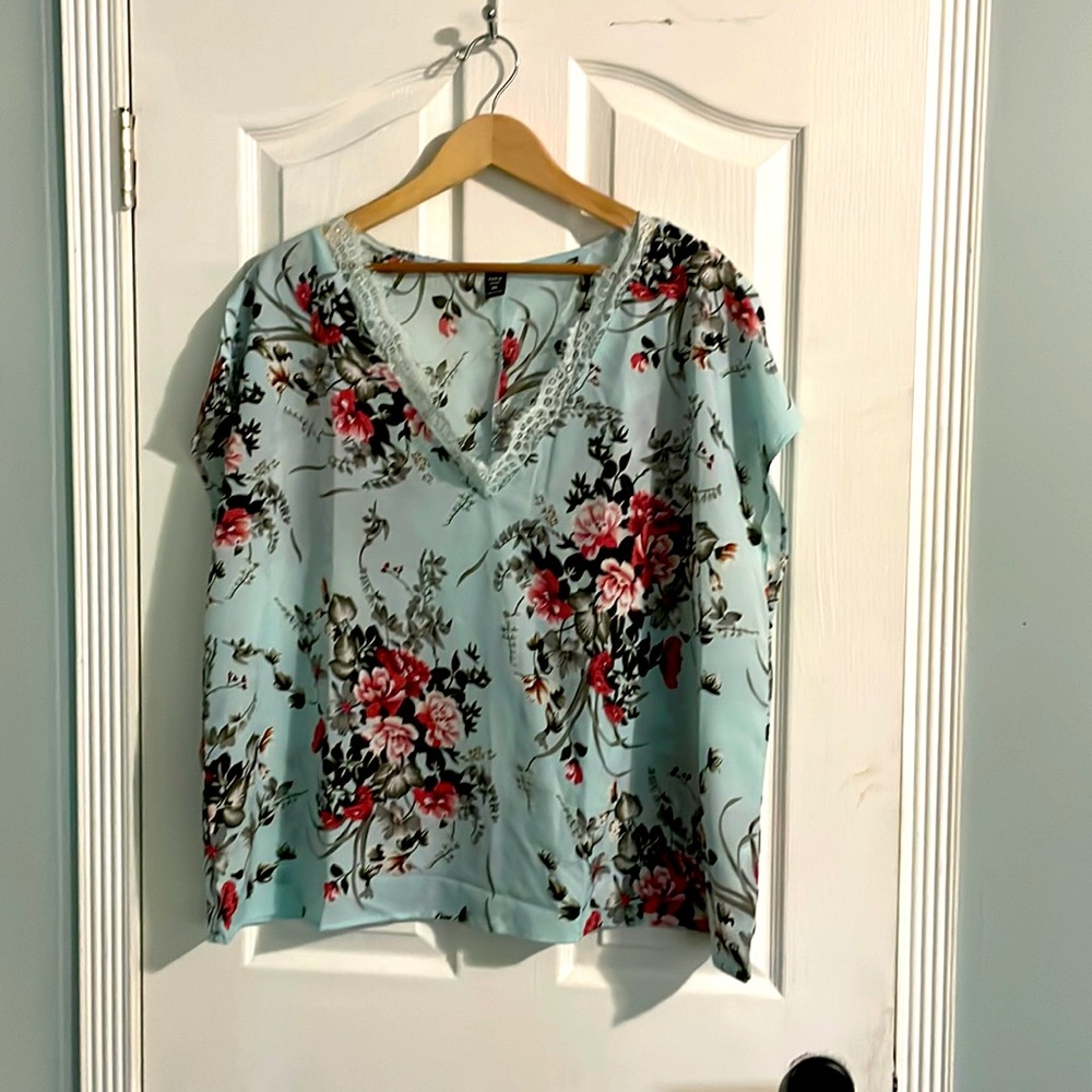 EUC Shein Curve lace v neck top